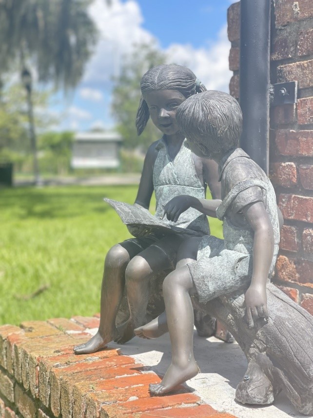 Photo of a statue of two children reading