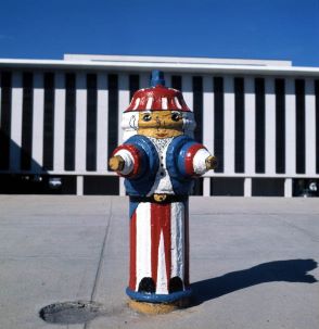 Fire hydrant painted like Uncle Sam.
